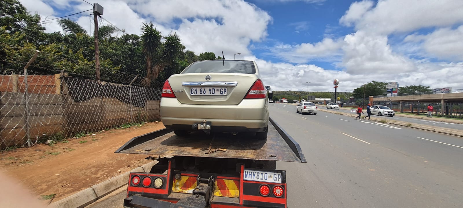 transporting a nissan car 002