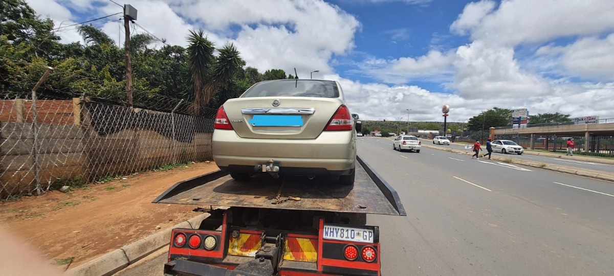 transporting a nissan car 003